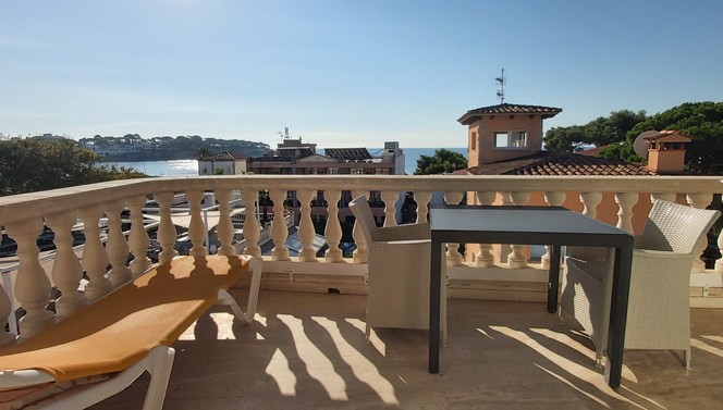 Chambre de luxe avec balcon et vue sur la piscine